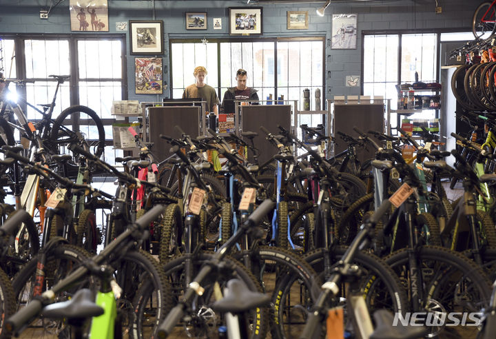 [AP/뉴시스] 미국의 중소 자전거 판매체인 유니버시티 바이클스의 콜로라도 덴버 가게에 세일즈맨 두 사람이 자리를 지키고 있다