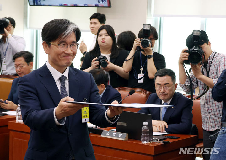 [서울=뉴시스] 고승민 기자 = 오동운 고위공직자범죄수사처장 후보자가 17일 서울 여의도 국회에서 열린 법제사법위원회 인사청문회에서 김도읍 법사위원장에게 선서문을 전달하고 있다. 2024.05.17. kkssmm99@newsis.com