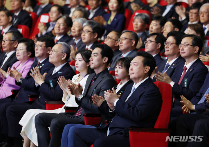 [대전=뉴시스] 전신 기자 = 윤석열 대통령이 17일 대전 서구 정부대전청사에서 열린 국가유산청 출범식에서 박수치고 있다. (대통령실통신사진기자단) 2024.05.17. photo1006@newsis.com