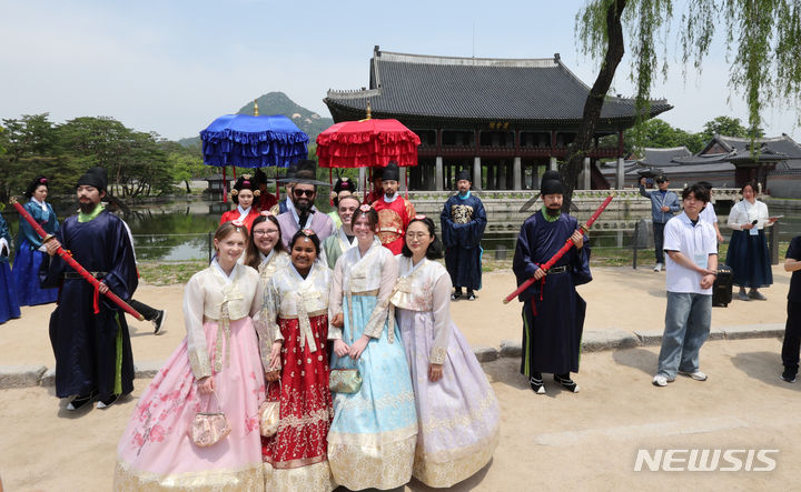 [서울=뉴시스] 김명원 기자 = 17일 서울 종로구 경복궁에서 2024 국가유산청-국가유산진흥원 출범기념 특별행사로 국왕, 왕비, 왕세자 등이 군사 호위를 받으며 궁궐을 산책하는 모습을 재현한 '왕가의 산책'이 펼쳐지고 있는 가운데 경회루 앞에서는 관람객들과 포토타임을 시간을 가졌다. 2024.05.17. kmx1105@newsis.com