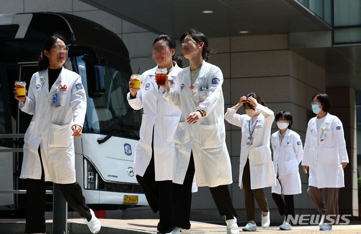[서울=뉴시스] 김근수 기자 = 서울 시내의 한 대학병원에서 의료진들이 이동하고 있다. 2024.05.17. ks@newsis.com