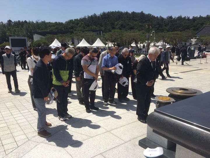 [광주=뉴시스] 민주사회건설협의회가 18일 오전 광주 북구 운정동 국립5·18민주묘지에서 열린 제44주기 5·18 정부기념식 행사에 참여, 오월 영령에 묵념하고 있다. (사진 = 5·18기념재단 제공) 2024.05.18 photo@newsis.com *재판매 및 DB 금지