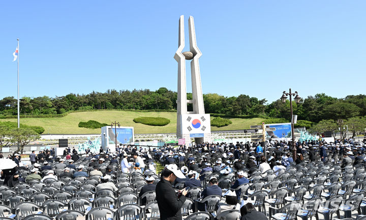 [광주=뉴시스] 김혜인 기자 = 5·18민주화운동 44주년 기념식이 열리는 18일 오전 광주 북구 운정동 국립5·18민주묘지에 식장이 마련돼있다. (공동취재사진). 2024.05.18. hyein0342@newsis.com