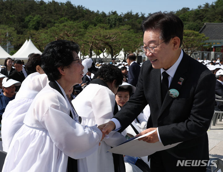 [광주=뉴시스] 조수정 기자 = 이재명 더불어민주당 대표가 18일 광주 북구 국립5·18민주묘지에서 열린 제44주년 5·18민주화운동 기념식에 앞서 오월어머니회 회원들과 인사나누고 있다. 2024.05.18. chocrystal@newsis.com