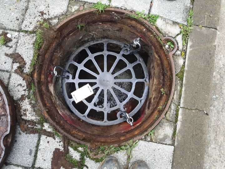 [대전=뉴시스] 대전 중구가 설치한 맨홀 추락방지시설. (사진= 중구청 제공) *재판매 및 DB 금지