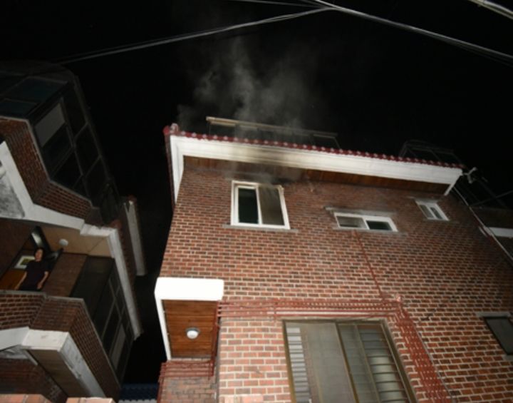 [서울=뉴시스] 19일 서울 성북구의 다가구주택에서 불이 나 60대 여성 1명이 숨지는 사고가 발생했다. (사진=성북소방서 제공) 2025.05.19. photo@newsis.com *재판매 및 DB 금지