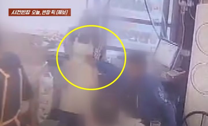 [서울=뉴시스] 지난 17일 JTBC '사건반장'에 따르면 지난 5일 전라남도 여수시의 한 가게에서 여성 직원이 60대 남성 손님에게 성추행을 당했다. (사진=JTBC 사건반장) *재판매 및 DB 금지