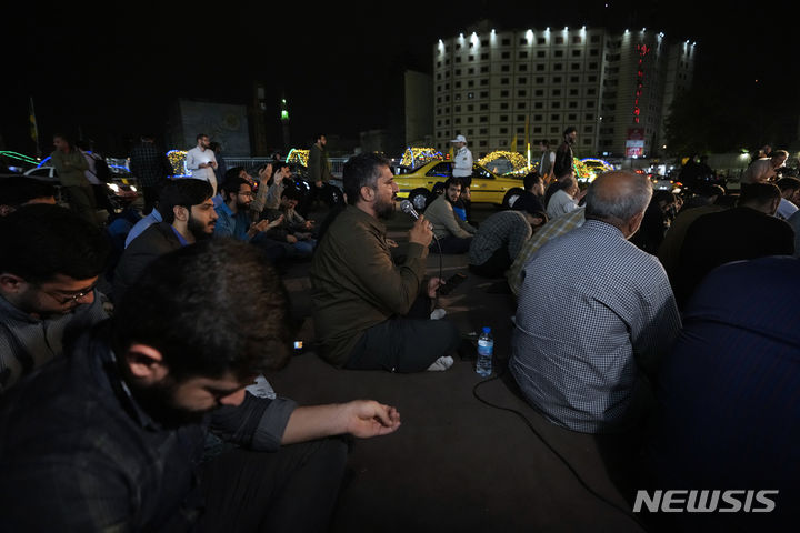 [테헤란=AP/뉴시스] 19일(현지시각) 이란 테헤란 발리 에 아스르 광장에서 시민들이 에브라힘 라이시 대통령의 무사귀환을 바라는 기도를 하고 있다. 라이시 대통령은 이날 동아제르바이잔주에서 열린 댐 준공식 참석 후 헬기를 이용해 돌아오던 중 추락 사고를 당했다. 2024.05.20.
