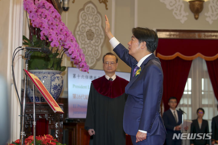 [타이베이=AP/뉴시스] 라이칭더 대만 총통이 20일 타이베이 총통부에서 취임식을 가지면서 국부 쑨원 초상화앞에서 손을 들어 취임 선서를 하고 있다. 2024.05.20