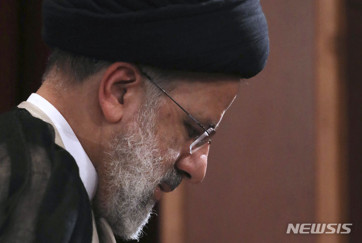 [테헤란=AP/뉴시스] 에브라힘 라이시 이란 대통령이 2021년 6월21일 이란 테헤란에서 취임 기자회견을 마치고 떠나는 모습. 라이시 대통령은 지난 19일 헬기를 타고 이동 중 추락, 20일 숨진 채 발견됐다. 2024.05.20.