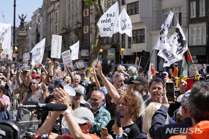 [AP/뉴시스] 20일 영국 런던 법원이 어산지에게 미국 송환령에 항소할 수 있는 근거가 있다고 판결하자 지지자들이 밖에서 환호하고 있다 