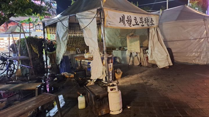 [전주=뉴시스] 지난 19일 오후 8시 30분께 전북 전주시 완산구 전동 풍남문광장 내 세월호 분향소에서 불이 나 7분여만에 꺼졌다. (사진=전북특별자치도소방본부 제공) 2024.05.19. *재판매 및 DB 금지