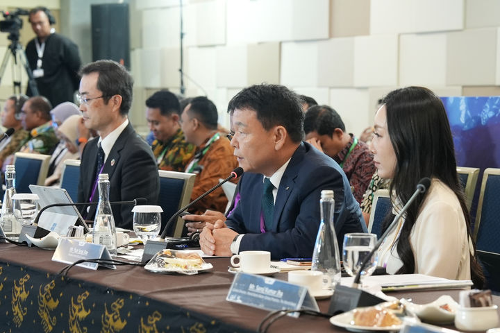 [대전=뉴시스]윤석대 수자원공사 사장이 19일 인도네시아 발리에서 열리는 제23차 UN HELP에서 글로벌 기후위기 대응을 위한 초격차 기술에 대해 기조연설을 하고 있다. 2024. 05. 20 *재판매 및 DB 금지