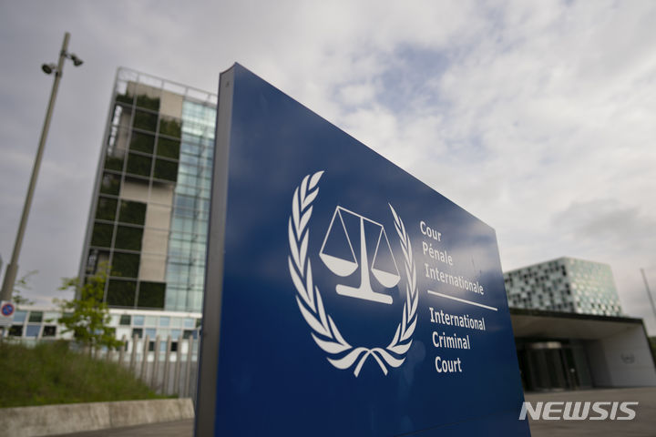 [헤이그=AP/뉴시스]세계 93개 국가가 국제형사재판소(ICC)의 업무를 보장해야 한다는 성명을 냈다고 가디언이 15일(현지시각) 보도했다. 사진은 지난 4월30일 촬영된 네덜란드 헤이그 ICC 외부 전경. 2024.06.16.