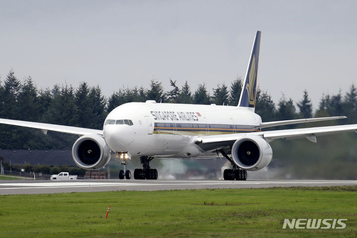 [AP/뉴시스] 난기류를 만나 승객 1명이 사망한 싱가포르항공 소속 보잉 777-300ER과 비슷한 기종인 보잉 777-312ER 자료사진 