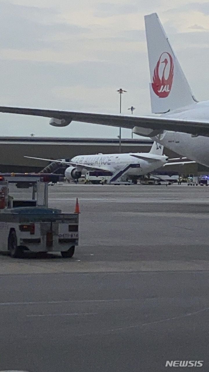 [방콕=AP/뉴시스] 싱가포르항공 SQ321편 보잉 777-300ER 항공기가 21일(현지시각) 태국 방콕 수완나품 국제공항에 비상 착륙 중인 모습. 2024.05.22.