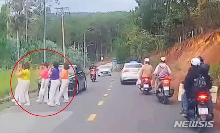 베트남의 도로에서 차량의 통행을 막고 춤을 추는 여성들의 영상이 공개돼 논란이 됐다. 출처 : @tuoitre *재판매 및 DB 금지