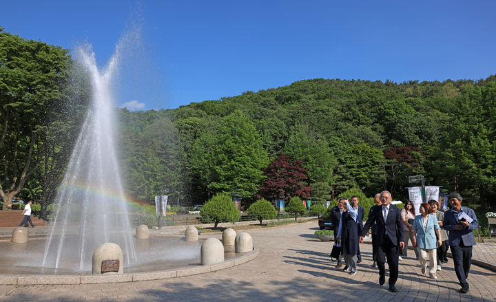 유인촌 문화체육관광부 장관이 21일 경기 과천시 국립현대미술관 과천관을 방문해 시설을 둘러보고 있다. (사진=문화체육관광부 제공) photo@newsis.com *재판매 및 DB 금지