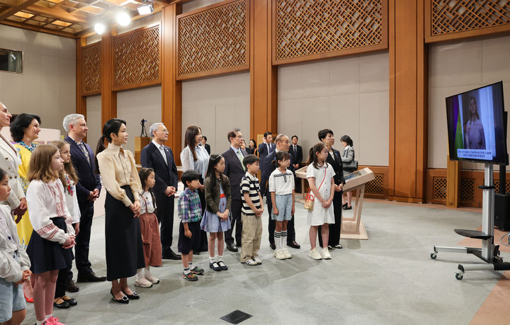 [서울=뉴시스]윤석열 대통령 부인 김건희 여사가 21일 청와대 춘추관에서 열린 '희망을 그리는 아이들: 우크라이나 아동 그림전'을 찾아 우크라이나 대통령 영부인 젤렌스카 여사의 전시 관련 영상 메시지를 시청하고 있다. 이번 그림전은 젤렌스카 여사의 강력한 요청으로 ‘생명 존중’과 ‘세계 평화’를 위해 김건희 여사가 기획했다. (사진=대통령실 제공) 2024.05.21. photo@newsis.com *재판매 및 DB 금지