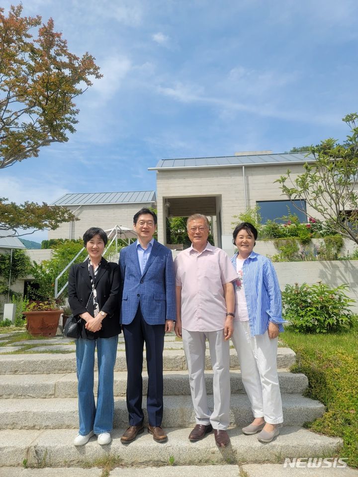 [서울=뉴시스] 김경수 전 경남지사 내외가 22일 경남 양산 평산마을 사저에서 문 전 대통령과 김정숙 여사를 만나 귀국 인사를 했다. (사진=김 전 지사 측 제공) 2024.05.22