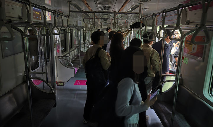 [서울=뉴시스] 홍찬선 기자 = 지난 22일 오후 6시25분께 서울 지하철 6호선 기관사가 상월곡역 종착역인 봉화산역으로 착각해 승객들을 하차시키는 사고가 발생해 퇴근길 승객들이 큰 불편을 겪었다. 사진은 이날 해당 열차에서 내리는 승객들. 2024.05.23. mania@newsis.com *재판매 및 DB 금지
