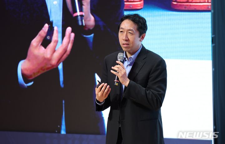 [서울=뉴시스] 김선웅 기자 = AI 과학자 앤드류 응(Andrew Ng) 스탠포드 대학교 교수가 22일 서울 성북구 한국과학기술연구원에서 열린 AI 글로벌 포럼에 참석해 기조연설을 하고 있다. 2024.05.22. mangusta@newsis.com