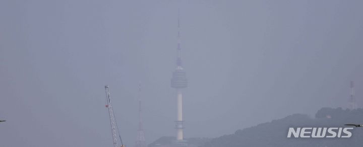 [서울=뉴시스] 정병혁 기자 = 짙은 안개가 낀 지난달 22일 서울 용산구 한남대교에서 바라본 N서울타워가 흐리게 보이고 있다. 2024.05.22. jhope@newsis.com