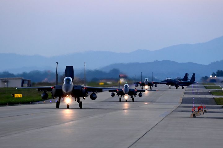 [서울=뉴시스] 공군은 지난 17일부터 24일까지 청주기지에서 공중전투사령부 주관으로 '24년 전반기 소링 이글(Soaring Eagle) 훈련을 실시하고 있다. 사진은 야간 출격을 위해 지상에서 이동하고 있는 F-15K 편대. (사진=공군 제공) 2024.05.22. photo@newsis.com *재판매 및 DB 금지