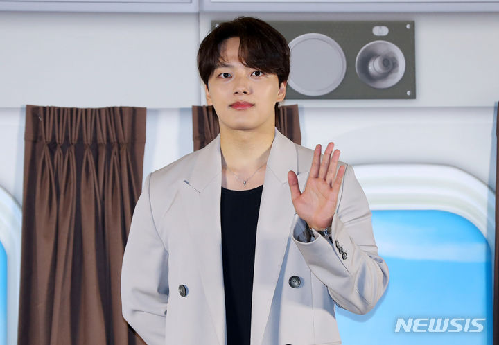여진구 측, AV 계정 팔로우 해명 