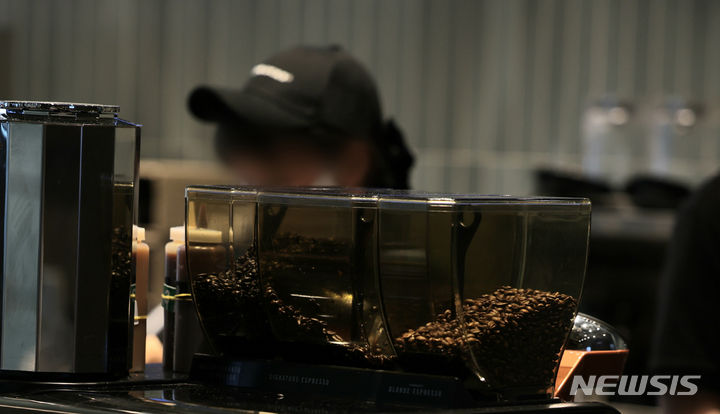 [서울=뉴시스] 김선웅 기자 = 가뭄 등 여파로 생산량이 감소한 커피원두 가격이 급등했다. 농림축산식품부에 따르면 국제 커피원두 가격은 원두 종류에 따라 2020년과 비교해 2~3배 증가했다. 이에 따라 커피 전문점의 가격 인상 우려가 나오고 있다. 22일 서울 소재 커피 전문점에서 사용 중인 원두의 모습. 2024.05.22. mangusta@newsis.com