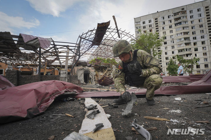 [하르키우=AP/뉴시스] 22일(현지시각) 우크라이나 하르키우에서 한 공병대원이 러시아군의 민간인 거주 지역 공습 이후 남아 있는 미사일 파편을 조사하고 있다. 2024.05.23.