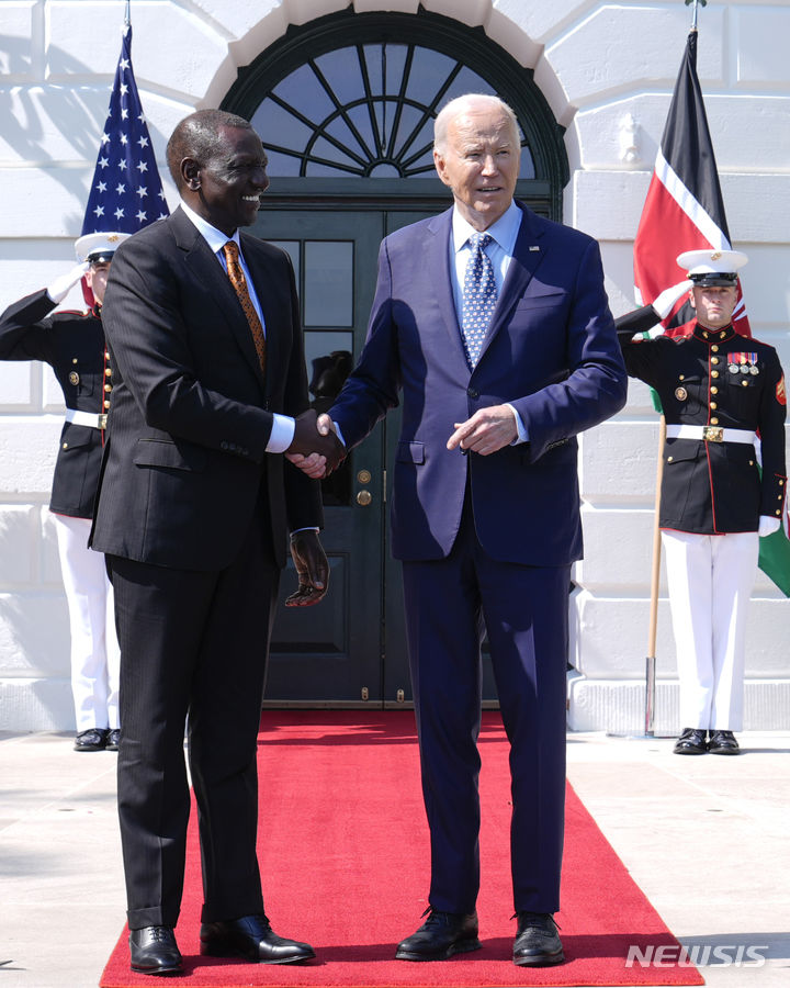 [워싱턴=AP/뉴시스] 조 바이든(오른쪽) 미국 대통령이 22일(현지시간) 백악관 앞에서 윌리엄 루토 케냐 대통령을 영접하며 악수하고 있다. 루토 대통령은 케냐 대통령으로는 20년 만에 미국을 국빈 방문했다. 2024.05.23.