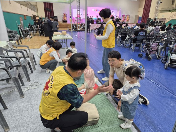 [창원=뉴시스]경남적십자사, ‘진주시 세계인의 날 기념행사’ 안전체험 부스 운영.2024.05.23.(사진=경남적십자사 제공) photo@newsis.com *재판매 및 DB 금지