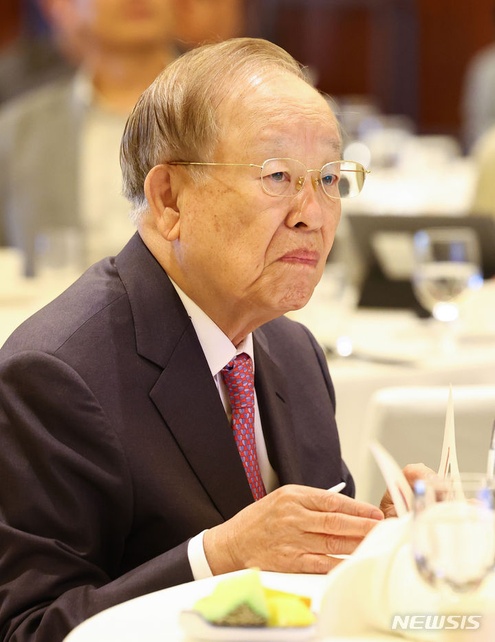 강연 듣는 손경식 회장 - 뉴스 썸네일 이미지