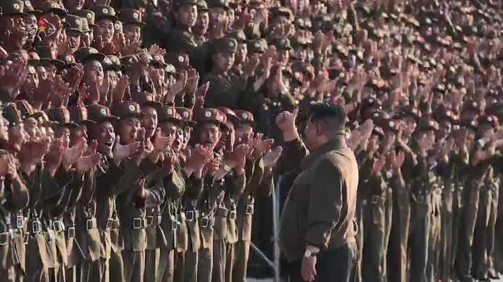 [서울=뉴시스] 김정은 북한 국무위원장이 지난 22일 노동당 중앙간부학교 건설에 참여한 군인ㆍ설계자들과 기념 공연을 한 예술인들을 만나 기념촬영을 했다고 조선중앙TV가 23일 보도했다. 김 위원장이 참석자들에게 엄지를 들어보이고 있다.(사진=조선중앙TV 캡쳐) 2024.05.23. photo@newsis.com *재판매 및 DB 금지