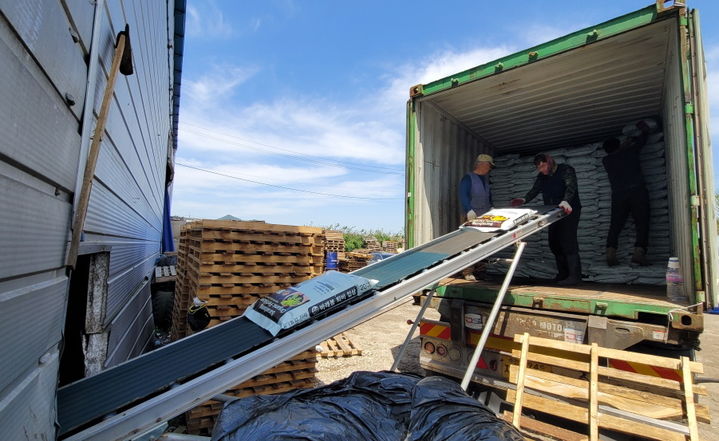 남원의 바래봉비료영농조합이 생산한 유기질비료가 카자흐스탄 수출을 위해 선적용 콘테이너에 실리고 있다. *재판매 및 DB 금지