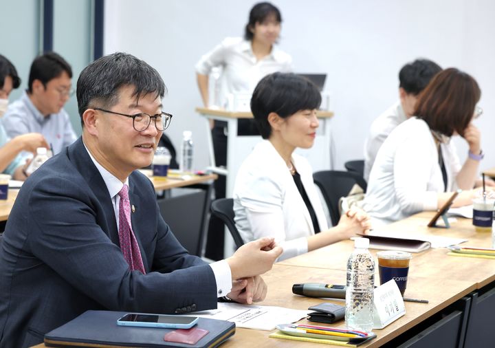 [서울=뉴시스] 이기일 보건복지부 제1차관이 24일 오후 서울 중구 한 회의실에서 출생통보 및 보호출산 제도 시행 추진단 3차 회의를 주재하고 있다. (사진=보건복지부 제공) 2024.05.24. photo@newsis.com *재판매 및 DB 금지