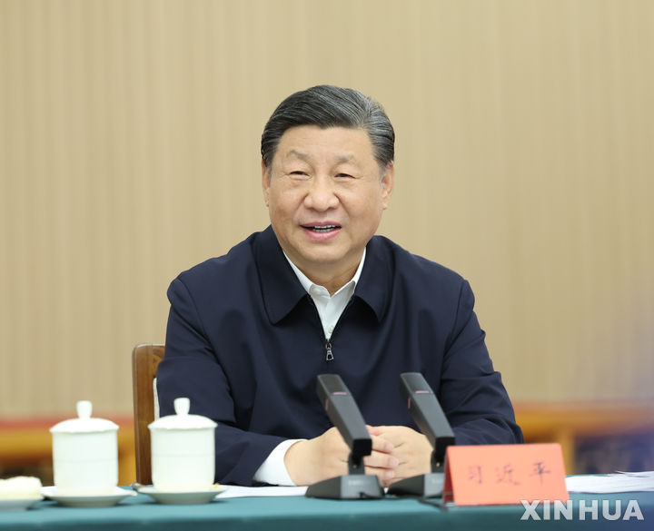[지난=신화/뉴시스] 시진핑 중국 국가주석이 최근 신(新)에너지 관련 분야에 대한 과도한 투자에 대해 경고했다고 28일 홍콩 사우스차이나모닝포스트(SCMP)가 보도했다. 사진은 지난 23일 중국 산둥성 지난에서 기업·학계 대표들이 참석한 좌담회를 주재하는 시 주석. 2024.5.29