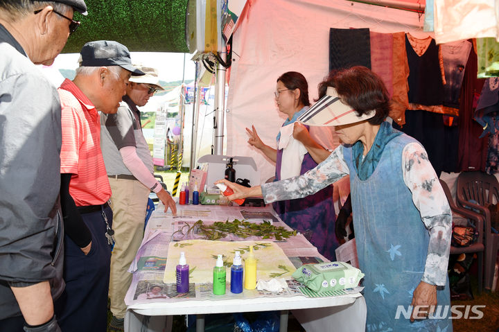 [밀양=뉴시스] 안지율 기자 = '영남루의 꿈, 밀양아리랑의 빛'이라는 주제로 경남 밀양시 밀양강 둔치에서 열리는 제66회 밀양아리랑대축제 둘째 날인 지난 24일 관광객들이 손수건 만들기 체험하고 있다. 2024.05.24. alk9935@newsis.com.