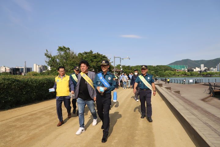 [대구=뉴시스] 대구 수성경찰서는 수성못에서 특별순찰과 홍보활동을 진행했다. (사진 = 대구 수성경찰서 제공) 2024.05.25. photo@newsis.com *재판매 및 DB 금지