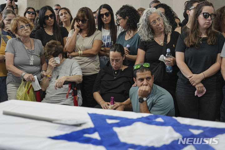 [AP/뉴시스] 지난해 10월7일 기습침입한 하마스에 살해되었다가 시신이 가자로 옮겨졌던 이스라엘 인 3명 중 한 명의 장례식이 26일 아쉬켈론에서 치러졌다