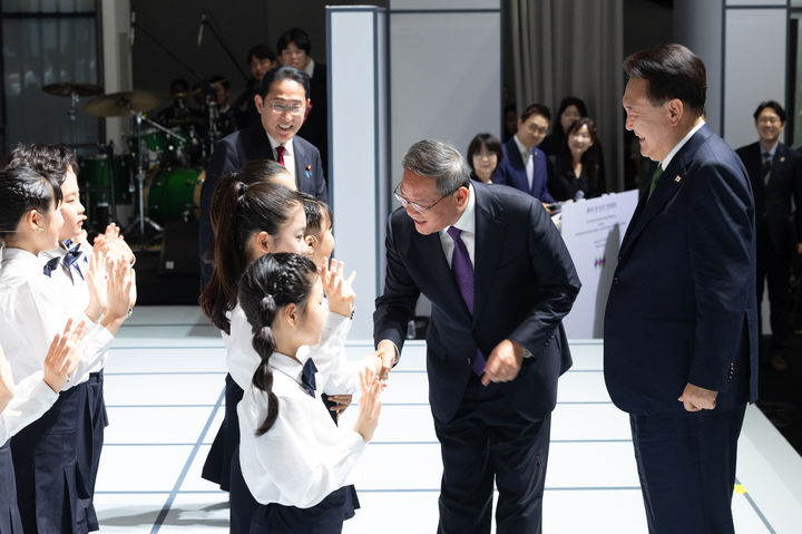 [서울=뉴시스] 윤석열 대통령이 지난 5월26일 서울 종로구 국립현대미술관 서울관에서 열린 제9차 한일중 정상회의 환영 만찬에서 기시다 후미오 일본 총리, 리창 중국 국무원 총리와 함께 공연을 선보인 어린이들과 인사하고 있다. (사진=대통령실 제공) 2024.05.26. photo@newsis.com *재판매 및 DB 금지