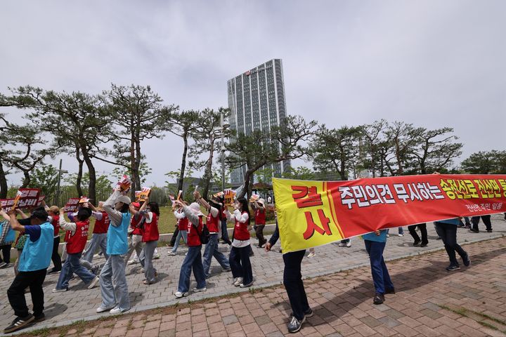 [금산=뉴시스] 조명휘 기자 = 금산주민들이 27일 전남 나주시에 있는 한전본사를 찾아 송전선로 진산면 경유 반대를 요구하는 시위를 펼치고 있다. (사진= 금산군 제공) 2024.05.28. photo@newsis.com *재판매 및 DB 금지