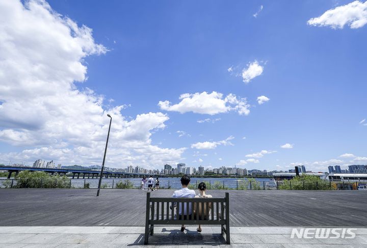 [서울=뉴시스] 정병혁 기자 = 28일 서울 영등포구 여의도한강공원을 찾은 한 연인이 파란 하늘 아래에서 휴식을 취하고 있다. 2024.05.28. jhope@newsis.com