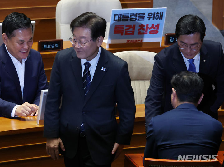 [서울=뉴시스] 조성우 기자 = 이재명 더불어민주당 대표가 28일 오후 서울 여의도 국회에서 열린 제414회 국회(임시회) 제2차 본회의에서 순직 해병 수사 방해 및 사건 은폐 등의 진상규명을 위한 특별검사의 임명 등에 관한 법률안 재의의 건에 대한 투표를 마친 뒤 이동하고 있다. 2024.05.28. xconfind@newsis.com