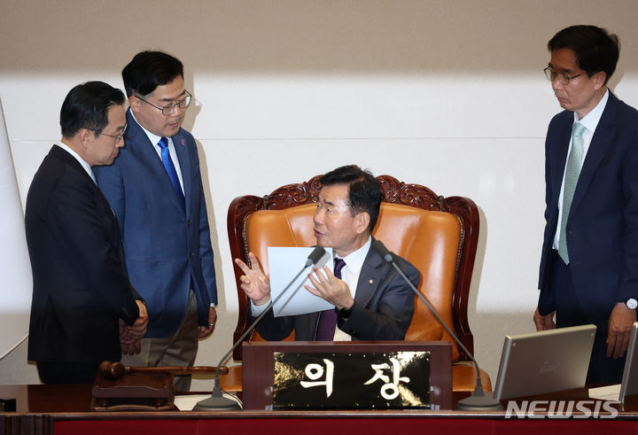 [서울=뉴시스] 고승민 기자 = 김진표 국회의장과 박찬대 더불어민주당 원내대표가 28일 서울 여의도 국회에서 열린 제414회국회(임시회) 제2차 본회의에서 대화하고 있다. 2024.05.28. kkssmm99@newsis.com