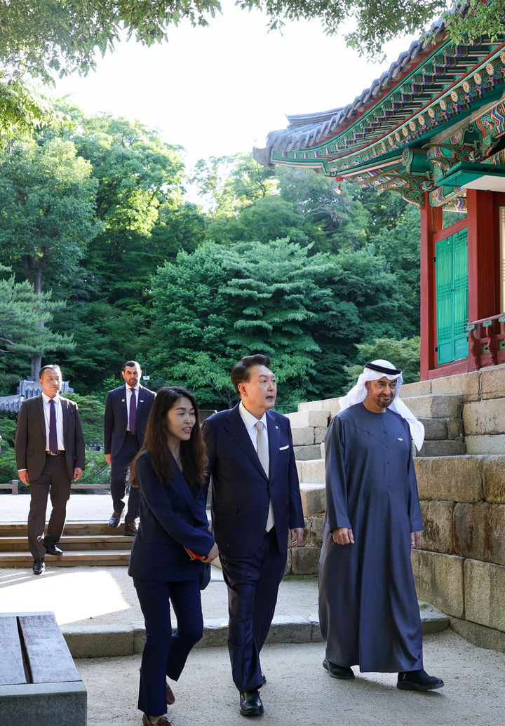 [서울=뉴시스] 윤석열 대통령이 첫 국빈 방한한 무함마드 빈 자예드 알 나흐얀 아랍에미리트연합국(UAE) 대통령과 28일 친교 일정으로 서울 종로구 창덕궁 부용지 일원에서 함께 산책을 하고 있다. (사진=대통령실 제공) 2024.05.28. photo@newsis.com *재판매 및 DB 금지