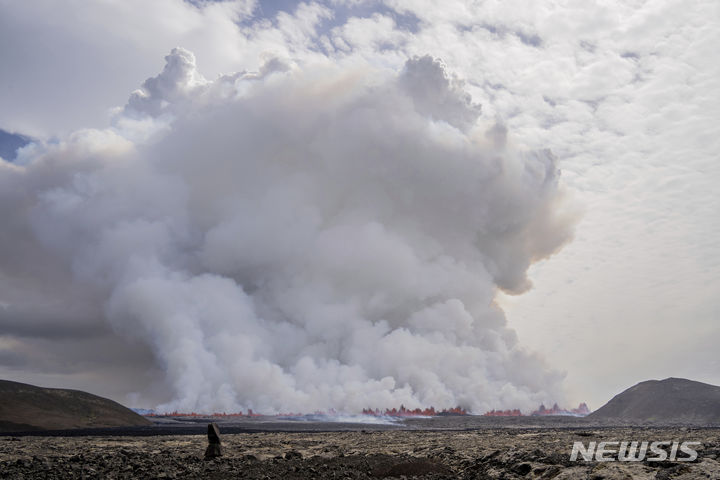 [그린다비크=AP/뉴시스] 29일(현지시각) 아이슬란드 그린다비크에서 화산이 폭발해 용암이 분출되고 있다. 2024.05.30.