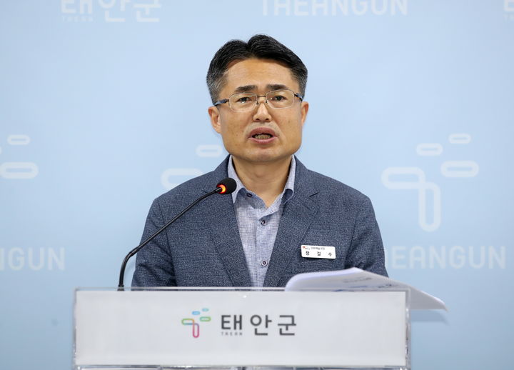 [태안=뉴시스] 29일 장길수 태안군 문화예술과장이 군청 브리핑룸에서 가진 문화예술과 정례브리핑에서 안흥진성 복원 정비 및 경관개선 사업을 본격 추진한다고 밝히고 있다. (사진=태안군 제공) 2024.05.29. *재판매 및 DB 금지