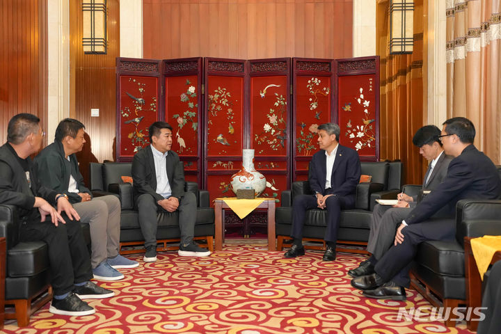 [베이징=뉴시스]왕야쥔 주(駐)북한 중국대사(사진 오른쪽부터 세 번째)는 28일 대사관에서 북한을 방문한 판서우빈 다유녹색자원산업유한공사 사장 등 중국 랴오닝성 단둥시 기업인 대표단을 만났다고 주북중국대사관이 밝혔다.(사진=주북한중국대사관 홈페이지 갈무리) 2024.5.29 photo@newsis.com